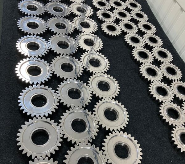 Before and after superfinish, REM, Isotropic. Voor en na tandwielen polijsten, superfinish versnellingsbak motorsport