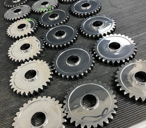 Before and after superfinish, REM, Isotropic. Voor en na tandwielen polijsten, superfinish versnellingsbak motorsport