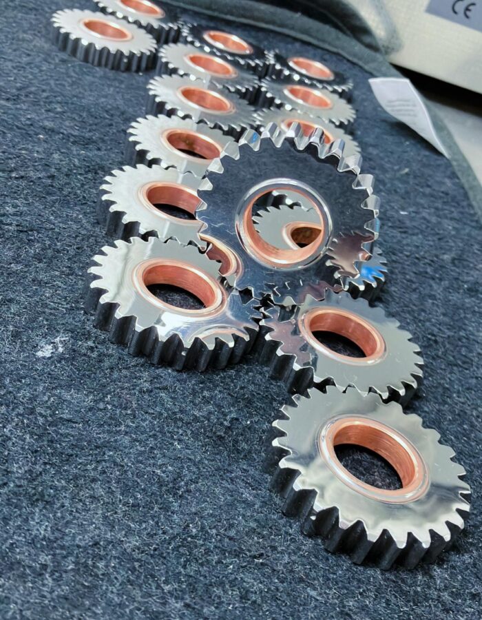 Versnellingsbak tandwiel voor en na REM ISF superfinishing motorsport transmission gears superfinish VDB Engineering Nederland