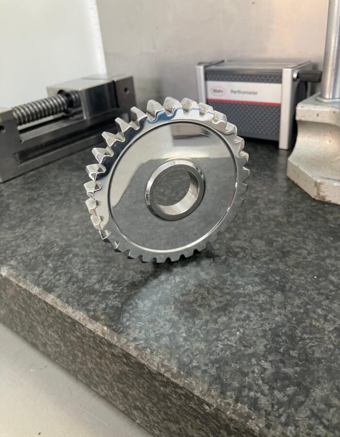 Versnellingsbak tandwiel voor en na REM ISF superfinishing motorsport transmission gears superfinish VDB Engineering Nederland
