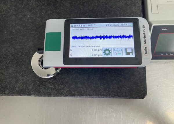 Mahr RA measurment lower then 0.1 RA. Mahr ruwheidsmeting na superfinish polijsten lager dan 0.1RA