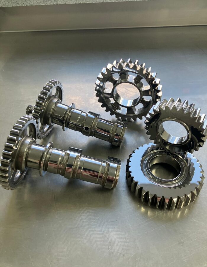 Nokkenas voor en na REM ISF superfinishing motorsport transmission gears superfinish camshaft VDB Engineering Nederland