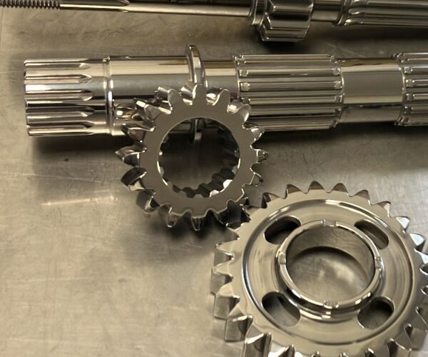 Before and after superfinish, REM, Isotropic. Voor en na tandwielen polijsten, superfinish versnellingsbak motorsport